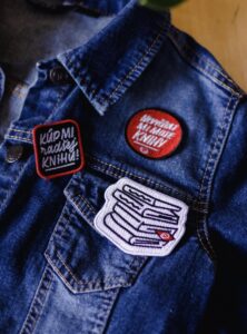 Personalizovaný darček vytvorený pomocou technológií ako vyšívanie, gravírovanie a sieťotlač.